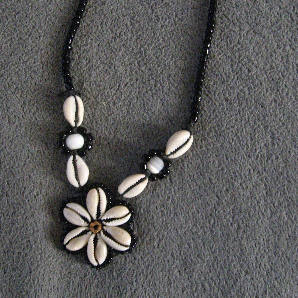 Groovy 1970's Shell & Bead String Choker Necklace - image 4